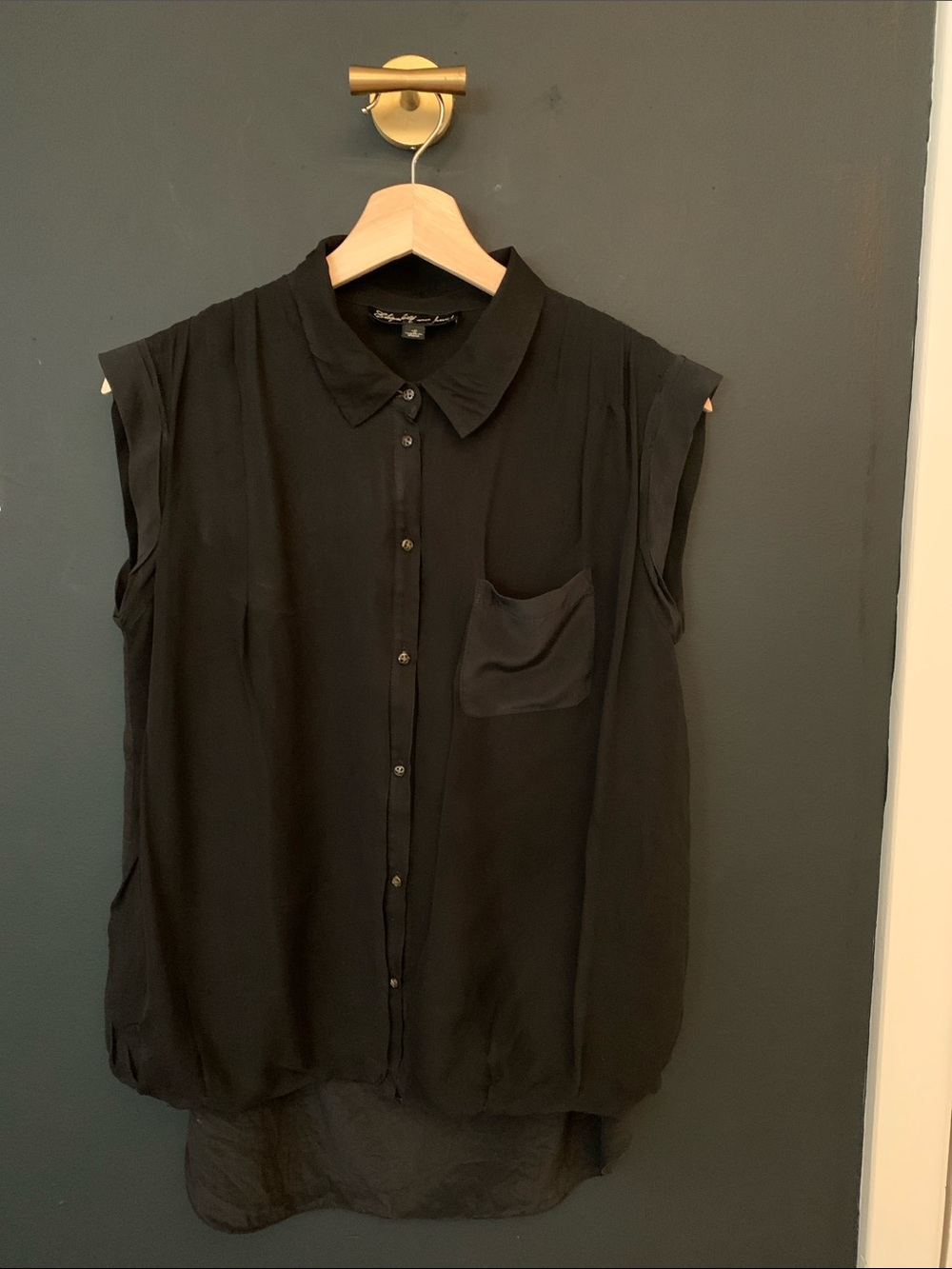 Elizabeth and James Black cuffed sleeveless Button-Down Blouse in silk